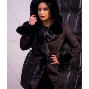 Pälskappa - En trendig kappa med mjuk syntetpäls passar mer som S än M fastän det är storlek M. Den är väl använd så jag säljer den billigt. Notera hålet i ärmen på bild 4.  Har köpt den på Chelsea i Göteborg.