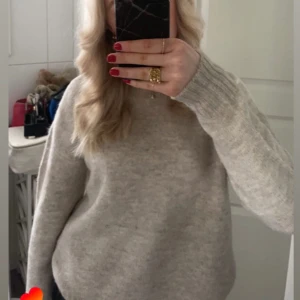 Stickad  - Beige stickad tröja 