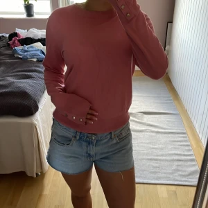 tröja  - Rosa tröja med guldiga knappar på armarna. bra skick använd fåtal gånger
