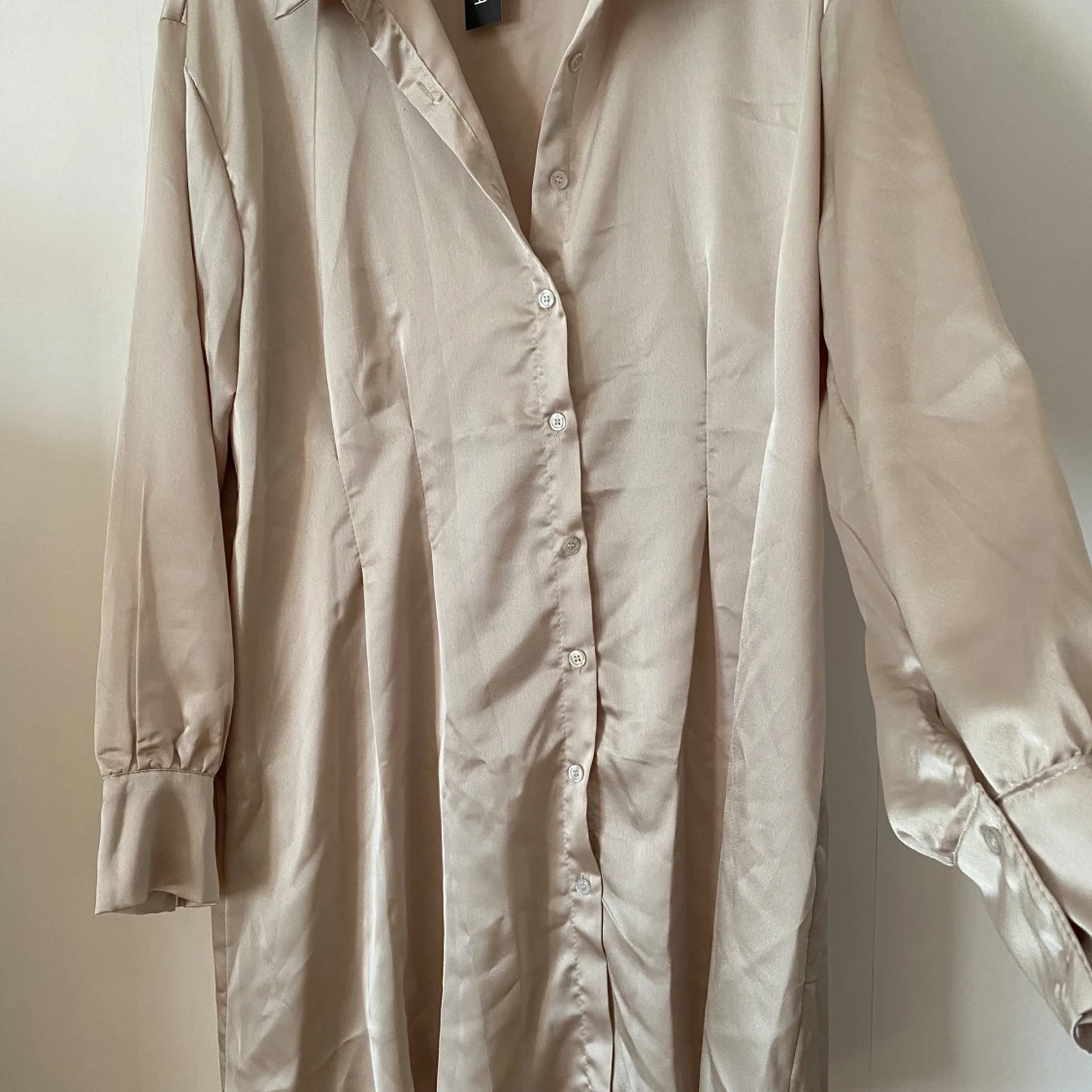 Beige satin klänning  - 90