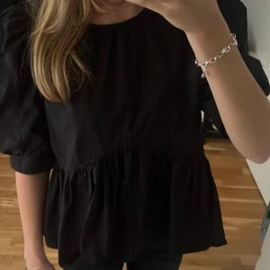 Zara blus  - En svart fin blus från zara storlek s ganska stor i storleken, inte mycket använd❣️