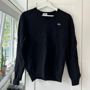 Lacoste stickad tröja  - Defekt litet hål på tröjan, syns knappt. Herrstorlek men passar S-L beroende på hur man vill att den ska sitta 
