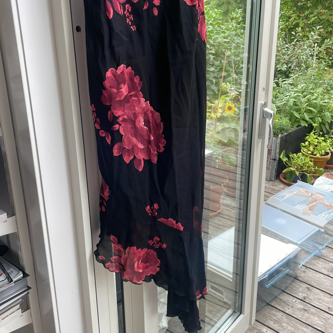 Svart klänning med röda rosor på - 90