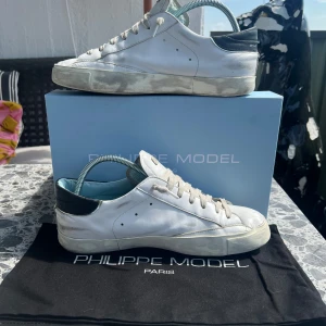 Philippe models  - Ett par riktigt schyssta Philippe models i storlek 43. Skorna är i fint skick och har används sparsamt. Pris kan diskuteras vid snabb affär! 