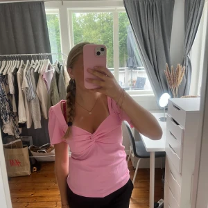 Rosa topp - Jättefin rosa topp från vero Moda. Säljer då den inte kommer till användning längre!