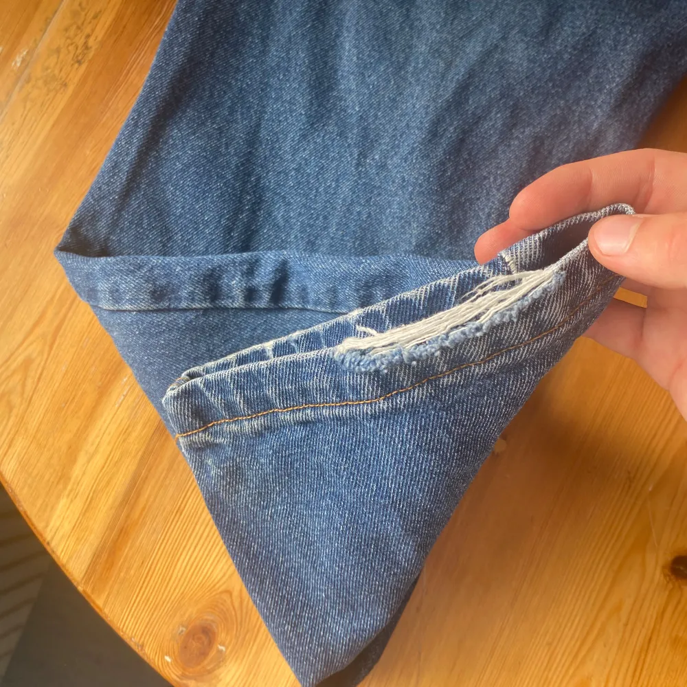 Polar jeans 93 Storlek: 28/30 Fint skick, lite trasig i botten men Inge som syns vid användning. Mer bilder kan fixas!. Jeans & Byxor.