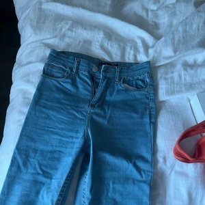 Jeans - Oanvända bootcutjeans i nytt skick! Inga defekter. Stretchiga. Hör av er vid fler frågor eller bilder ❤️