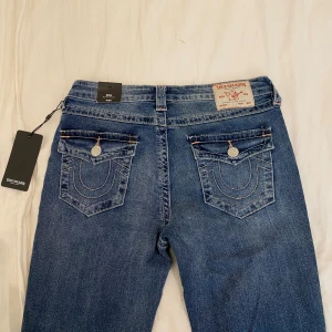 True Religion jeans - Supersnygga helt nya midrise jeans från True Religion. Modellen är ”Becca midrise bootcut”, och är i storlek 28. Midjemåttet är 38cm x 2, och innerbenslängden är 82cm. Köptes för $159 i USA = 1650kr. Säljs pga att de inte har kommit till användning!🩷