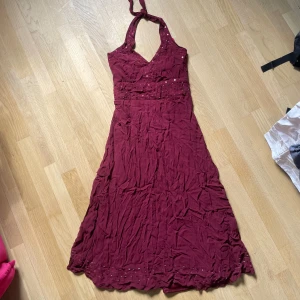 Röd halterneck klänning  - En röd halterneck klänning från Vero Moda