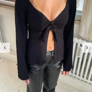 MADDY BLOUSE - BLACK - Säljer min design by si tröja i XS/S. Använd vid 2 tillfällen men är så gott som ny. Finns att hämta i Västerås eller postas ☺️ Prisförslag godtas!