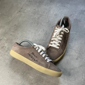 Saint Laurent skor - Säljer ett par snygga saint Laurent skor i storlek 40, cond 9/10 knappt använda. Tillkommer endast skor och innersulor saknas!