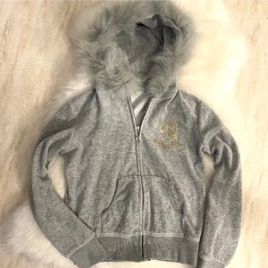 Cropped zipup - Jätte gullig Y2k grå zipup, köpte den på Plick men använde den inte så många gånger eftersom den inte passar mig så bra. (Bilderna är inte mina förutom den sista) Den är size s! 