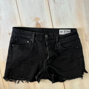 Lågmidjade jeans - Svarta lågmidjade jeans som jag klipt själv, därav priset