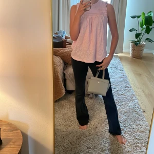 Såå gullig rosa topp🌸 - Sååå söt topp från esprit, bra skick, använd ett fåtal gånger, säljes pga att den it kmr till användning 🤍 