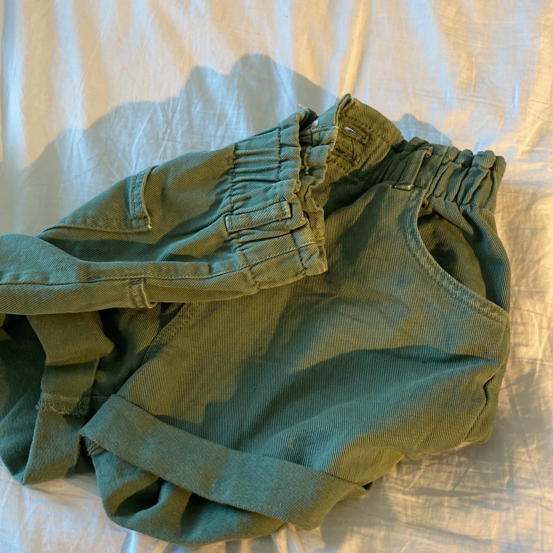 Gröna manchester shorts med elastisk midja - 93