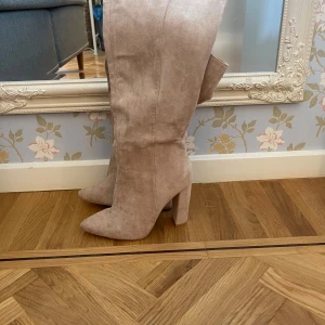 Beiga boots - Beiga boots från boohoo. Aldrig använda, Kan gå ner i pris vid snabb affär!💕