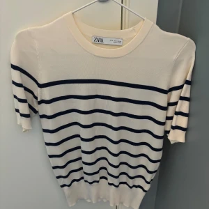 Randig stickad t-shirt från Zara - Randig t-shirt från zara i storlek S som endast är använd ungefär 2 gånger. Säljer pga att den inte kommer till användning💘