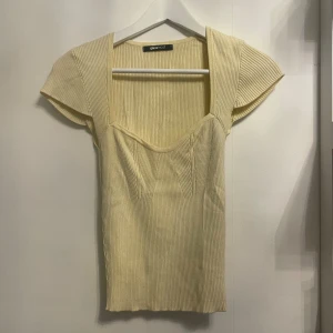 Gul topp - Säljer denna gula fina topp, använd 1 gång