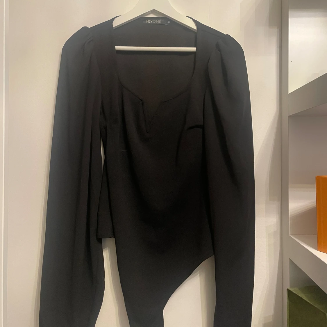 Svart body med ärmar