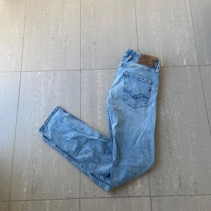 Replay anbass Jeans  - Säljer nu dessa sjukt feta replay anbass i riktigt bra skick, skriv för fler bilder/frågor🙌🏼
