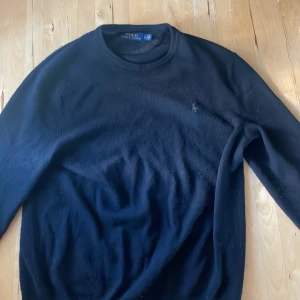 Ralph lauren merino ull - Detta är en stickad Ralph lauren i merino ull  som är extremt snygg och perfekt till alla tillfällen, jag säljer den i skäl av att jag har växt ur den. Pris hugget i sten, skriv ifall funderingar