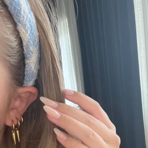 Diadem  - Blått jättefint diadem köpt från ett UF företag förra sommaren 💗 säljer då jag aldrig använt det 