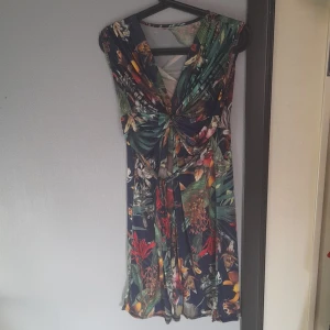 klänning - säljer denna klänning då den inte kommit till användning, klänningen har ett snörre/band som man kan knyta runt.  Är dock osäker på storleken men jag själv har M och den passade mig så tippar på att den är runt M i storleken 