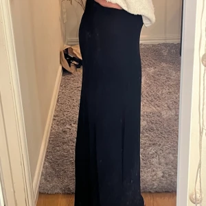 Lång kjol - Säljer denna långkjolen med slits från Gina Tricot aldrig använd! 