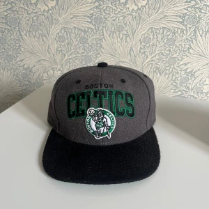 Keps - Näst till oanvända kepsar, säljer för 100kr styck.  (Alla kepsar är snapback kepsar)