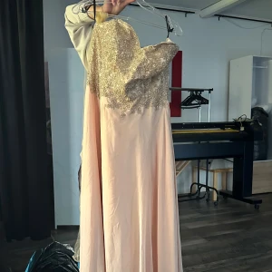 Bal klänning - Säljer min gamla balklänning i extremt fint skick. Storlek M/L  Använd en gång Säljer för 1000kr men billigare vid snabb affär