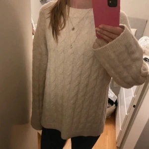 Stickad tröja - Från HM, jättefin! Xs men passar mig som har S💕