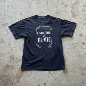 Junya Watanabe x Dazed T-shirt - Junya Watanabe t-shirt gjord i samarbete med tidningen Dazed från Fall Winter 2002. Den är i Vintage skick utan några flaws. Passar S/M