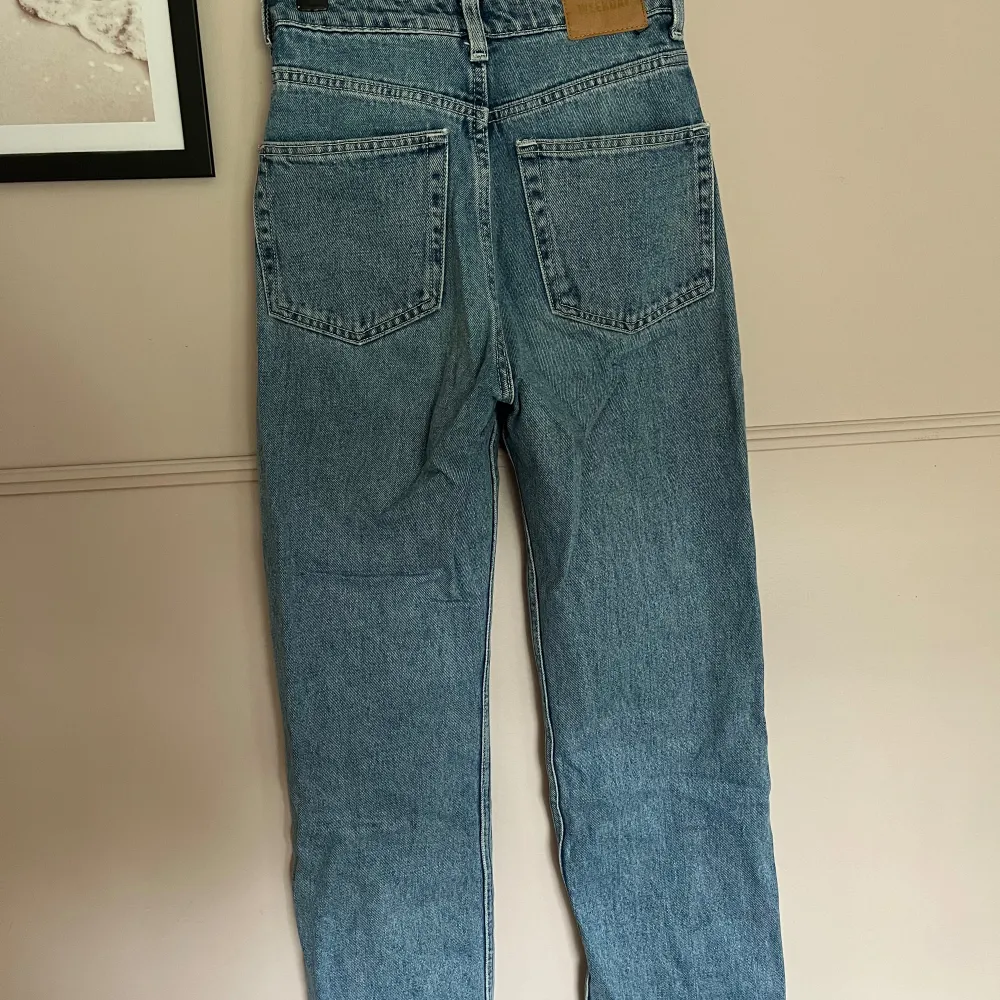 Högmidjade jeans från weekday i modellen ROWE. Storlek 24/30. Bra skick.. Jeans & Byxor.