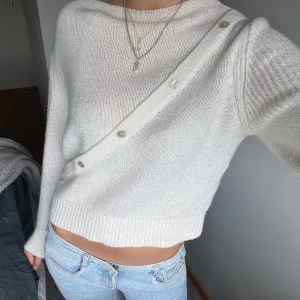 Trendig tröja  - Super gullig och trendig tröja från design by si!! Säljer då den är liten på mig. Osäker på storleken men tror S