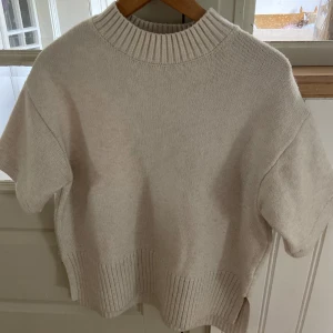 Kortärmad stickad tröja  - Kortärmad stickad tröja