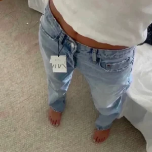 Mid rise zara jeans - Medelhöga/låga jeans från zara, köpte förra året, endast använda väldigt få gånger. Därav väldigt bra skick, ljusblåa.