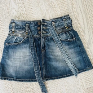 Jeans kjol - Superfin kjol som tyvärr inte passar mig då den var för stor. Bandet kan man ta bort om man vill och tvätten är super snygg!