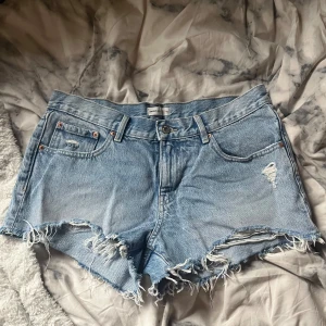 Low waist jeans shorts - Jeansshorts från Gina❤️  Råkade köpa en storlek förstor så därav säljer jag.  Nyskick❤️