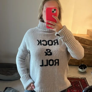 Stickad Zadig tröja❤️ - Jättefin Zadig tröja med krage, stickad med "tryck"❤️ Skriv till mig om ni vill köpa så sätter jag på köp nu!❤️