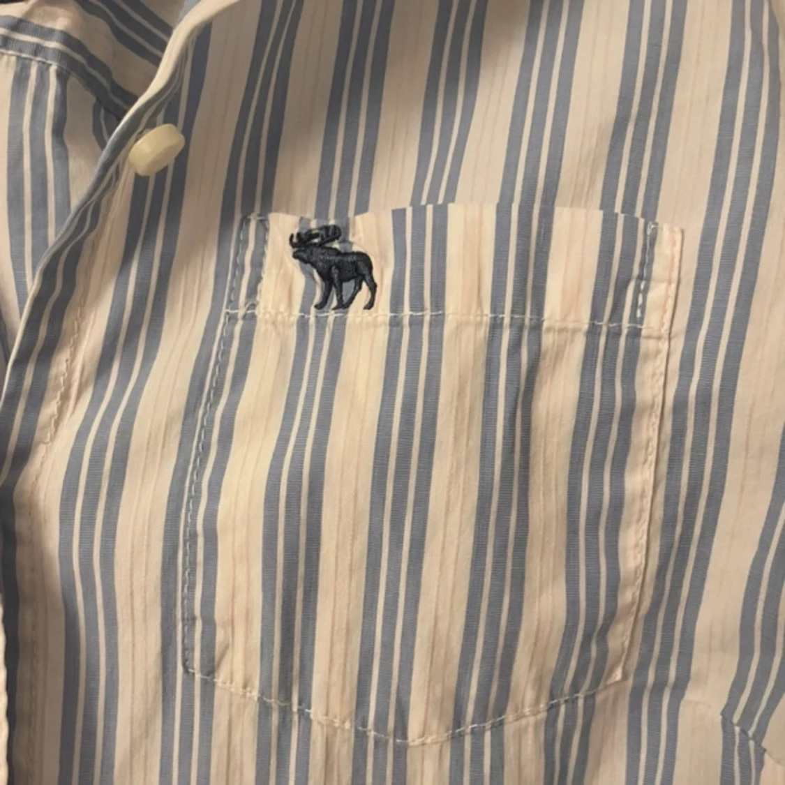 Blå-vitrandig abercrombie fitted skjorta - 92