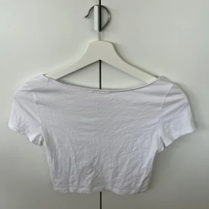 Vit crop top - Jättefin vit crop top från monki med djup rygg. Har tyvärr klippt av lappen då den kliade. Nyskick. 