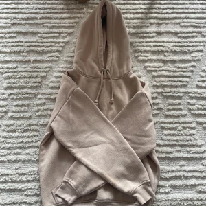 Beige hoodie  - Söker denna jättemysiga hoodien från bil bok. Använd många gånger men strålande skick🙌