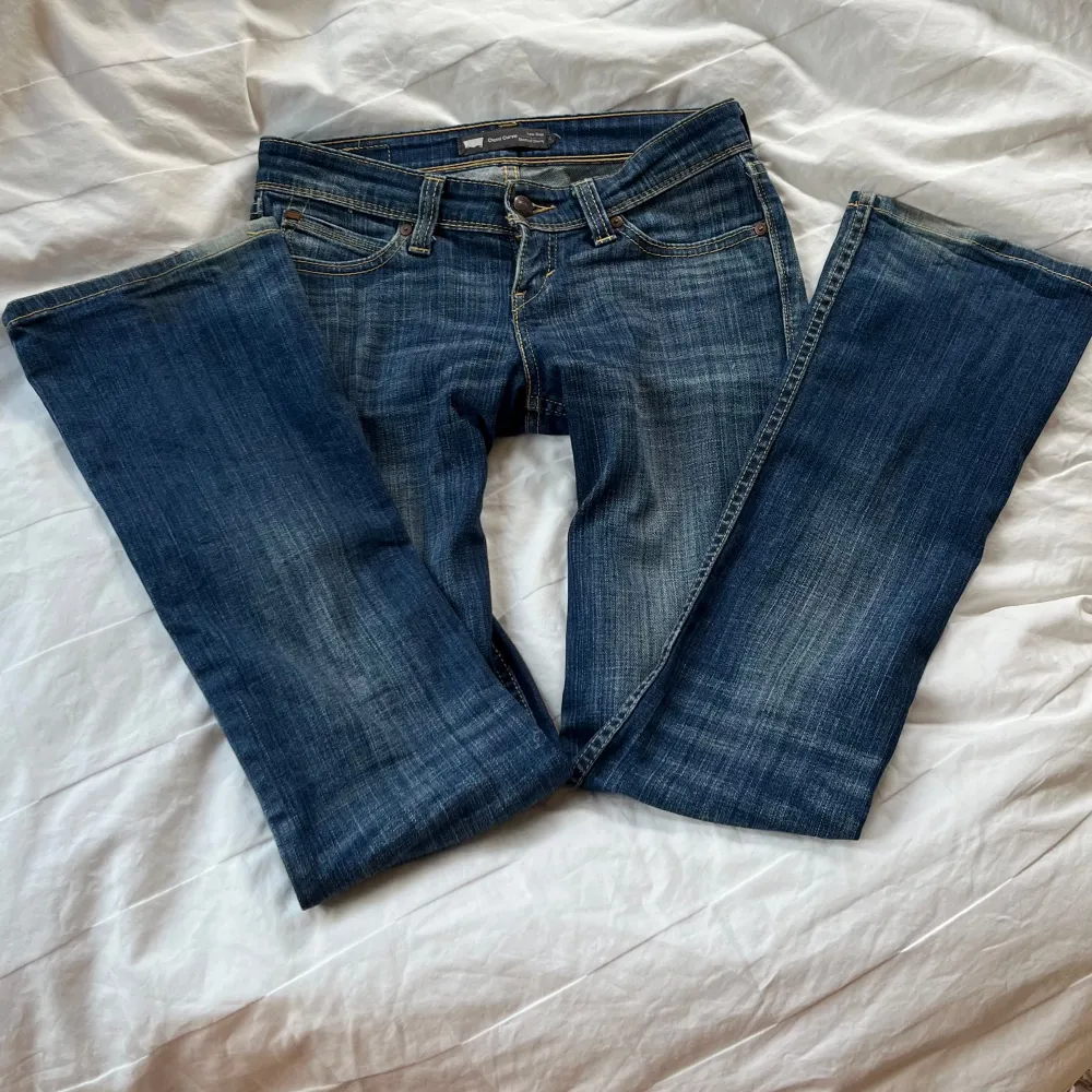 Perfekta Levis bootcut jeans. Så snygg färg och i toppen skick🙌. Jeans & Byxor.