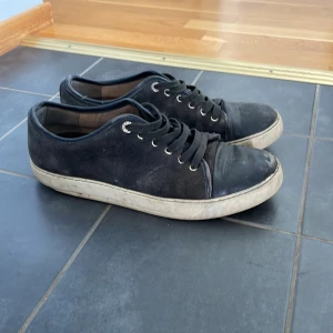 Lanvins  - Lanvins med många defekter och skick avgör ni själva. Defekterna går nog att fixa hos en skoskreddare eller va de nu heter. Priset är inte hugget i sten