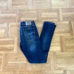 Nudie Jeans - Ja säljer dessa snygga nudie jeansen i storleken W29 L32.  De är 8/10 i sick men saknar skador.
