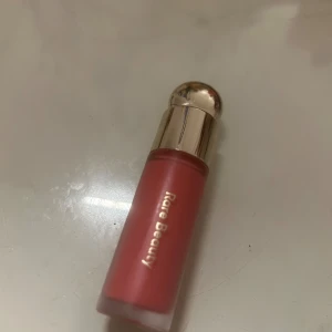 Rare Beauty Blush i nyansen Happy - Säljer en superfin blush från Rare Beauty i nyansen Happy. Förpackningen är stilren med en guldig kork och applikatorn är mjuk och lätt att använda. knappt använd och håller väldigt länge tyvärr passar inte den min hudtyp💗 nypris 389kr