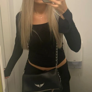 Tröja  - långärmad svart tröja från Ginatricot! Fint skick, har dock endast klippt av lappen där bak då den kliade, se sista bild. 🫶