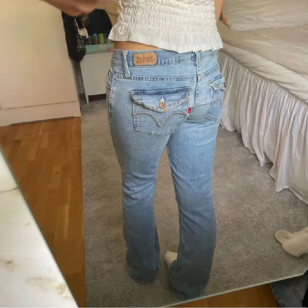 Säljer dessa skit snygga lågmidjade jeansen från Levis, köpte dem på plick men va för små så säljer igen, lagade bak i fickan. Jeans & Byxor.