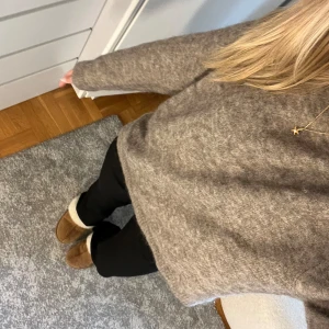 Stickad tröja - Slutsåld stickad tröja från hm i alpacka och ullblandning. Nypris 499🤍