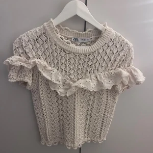 Söt tröja  - Säljer denna söta tröja från zara i strl S. Endast använd ett fåtal gånger. 💞